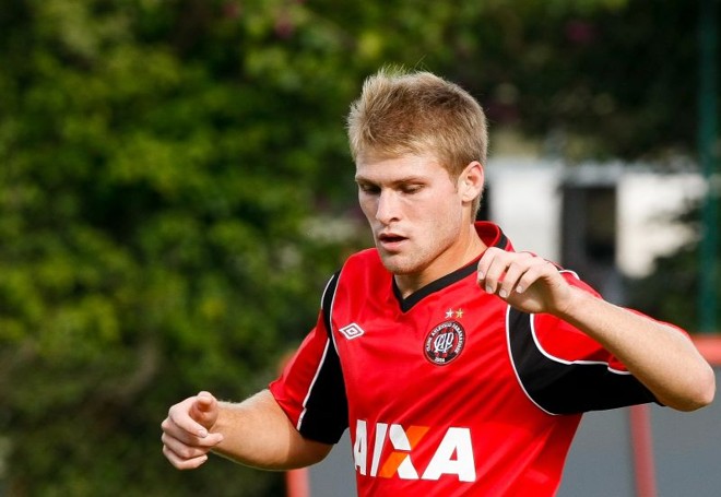 Depois de quase perder a perna, o lateral Héracles terá no Estadual a chance de retomar a carreira no Atlético. | André Rodrigues/Gazeta do Povo