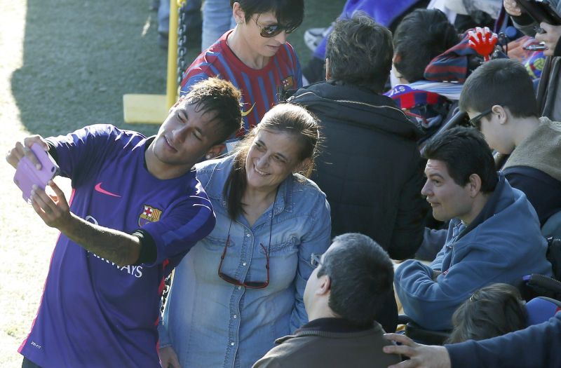 Neymar posa para foto com torcedores no Mini Estadi, onde o Barcelona treinou nesta segunda-feira. | Andreu Dalmau/ EFE
