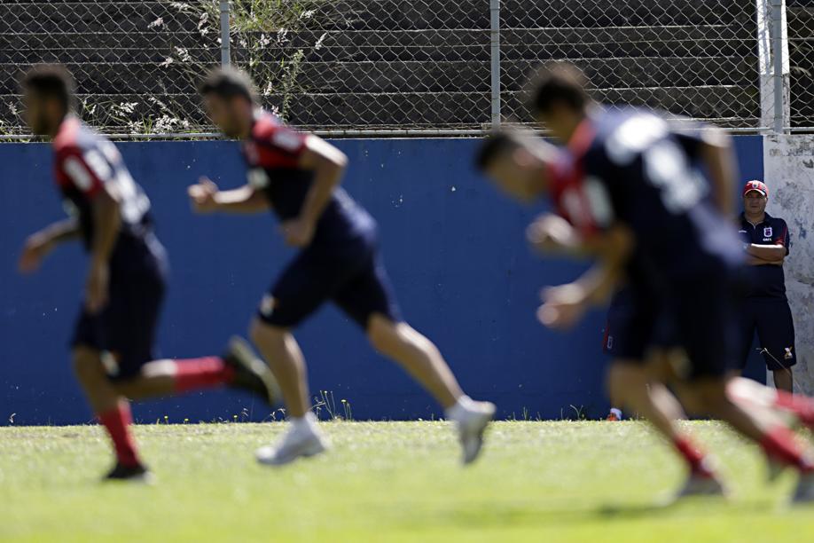 Luciano Gusso observa os atletas paranistas | Felipe Rosa / Tribuna