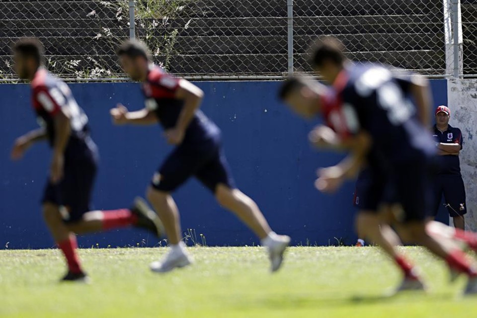 Luciano Gusso observa os atletas paranistas | Felipe Rosa / Tribuna