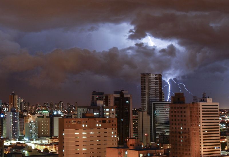 Nos últimos dias, Curitiba viveu várias tempestades de raios. Esses, tão pertinho dos prédios do Centro, caíram, na verdade, na região litorânea, segundo meteorologistas | Daniel Castellano/Gazeta do Povo