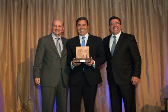 O presidente do Grupo Boticário, Artur Grynbaum (ao centro) recebeu o prêmio Empresário do Ano, concedido pela Associação Brasileira de Lojistas de Shopping, em solenidade no The Pierre Hotel, em Nova York, segunda-feira, com Nabil Sahyoun (à esq.), presidente da Alshop, e Antônio Alberto Saraiva, presidente do Habib´s e Empresário do Ano em 2013 | 