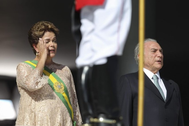 Dilma e Michel Temer cantam o Hino Nacional | 