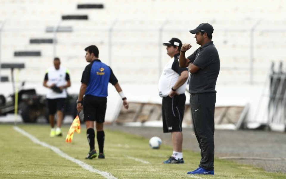 Marquinhos Santos observa equipe do Coritiba em jogo-treino contra a Ponte Preta | Hugo Harada/Gazeta do Povo