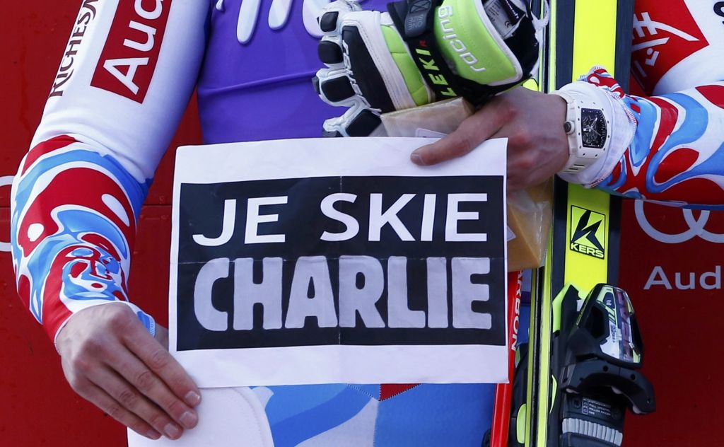 Esquiador substitui "sui" (sou) por "skie" (esquiar) no cartaz que se tornou homenagem onipresente às vítimas do ataque. | Ruben Sprich/ Reuters