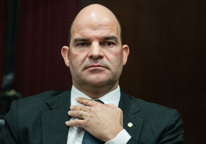 Fui vereador mais à esquerda que o PT. Tenho voto no PSTU, no PSol, todas as portas abertas no PT. Não é porque eu tenho um patrimônio grande que seja obrigado a ser de direita-Marcelo Almeida, que disputou o Senado pelo PMDB, em entrevista ao portal UOL | 