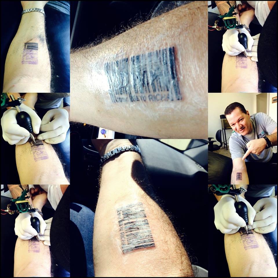 Tchello exibe a tatuagem no braço direito, em homenagem ao governador: "100% Beto Richa" | Reprodução/Facebook