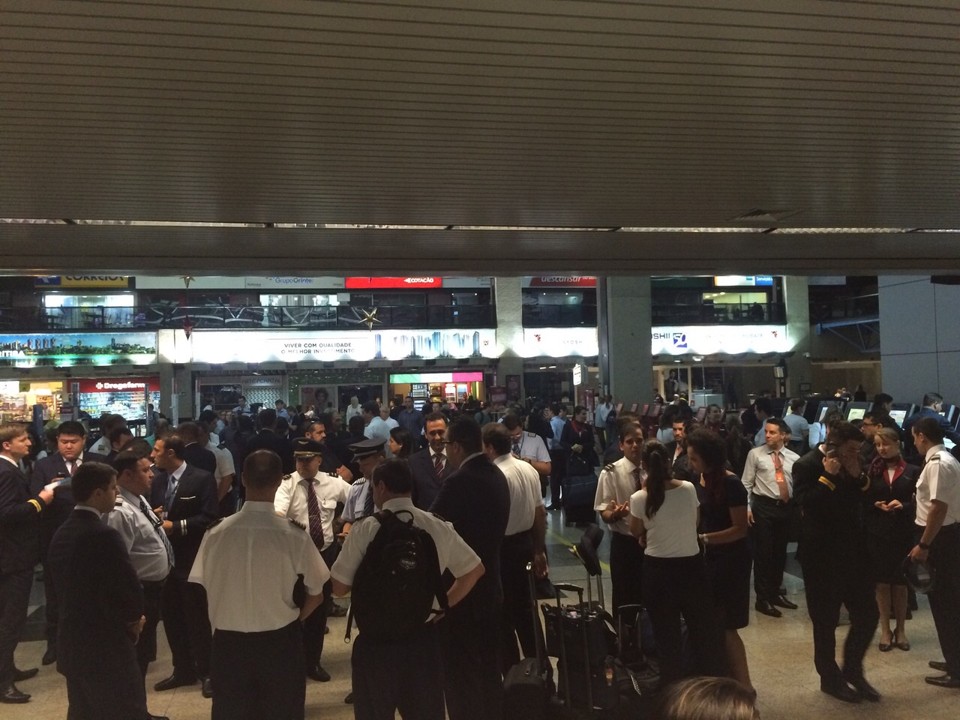 Aeronautas e aeroviários interromperam as atividades por cerca de uma hora no Aeroporto Afonso Pena, nesta manhã | Daniel Mittelbach/CUT