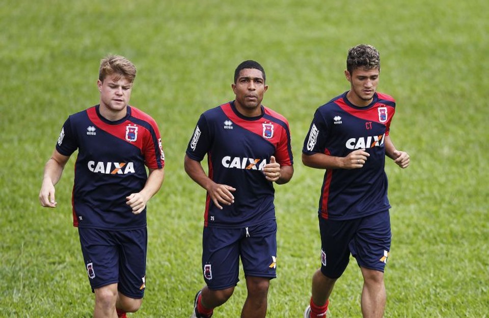 Experiente Ricardo Conceição treina com os novatos Marcos Serrato e Lucas Pará: Tricolor vai mesclar experiência e juventude no Estadual | Jonathan Campos / Gazeta do Povo