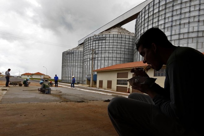 Trabalhador almoça em dia de reparos no terminal intermodal de Curitiba. Vendas travadas adiam embargue do grão para exportação. |