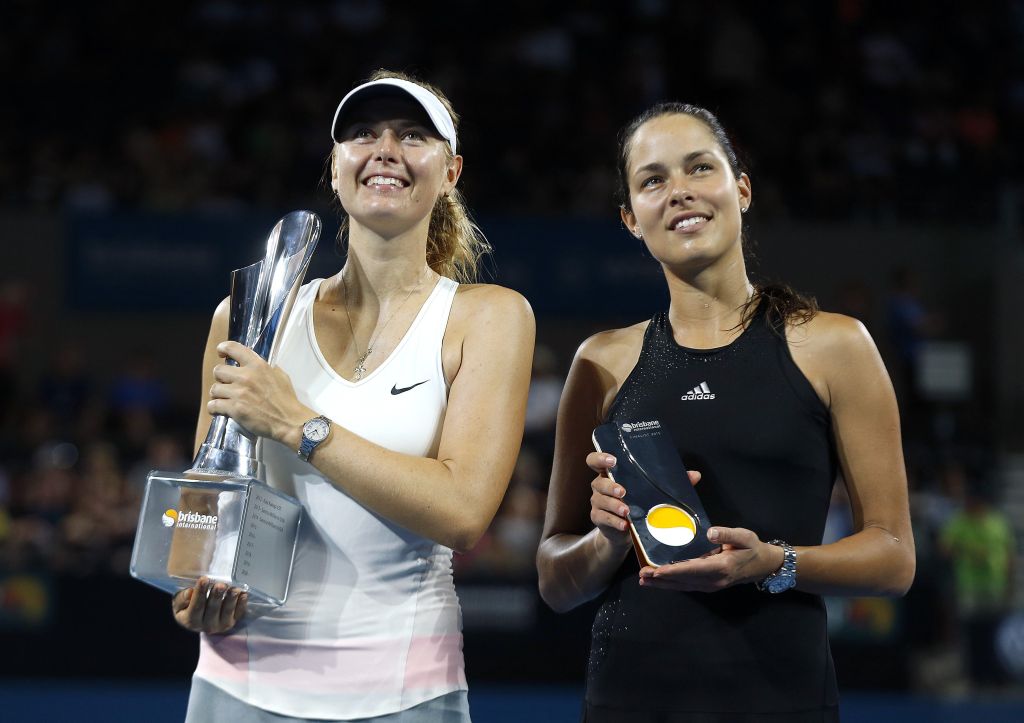 Sharapova e Ivanovic com os seus respectivos troféus. | Jason Reed/ Reuters