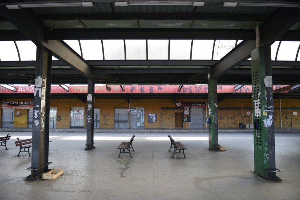 Terminal Maracanã (Colombo) amanheceu assim. Dois milhões de pessoas ficaram na mão ontem