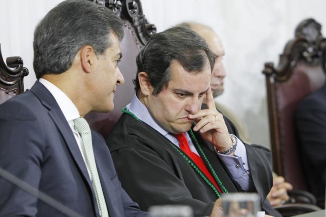 O governador Beto Richa (à esquerda) e o novo presidente do Tribunal de Contas, Ivan Bonilha (à direita) trocaram cochichos durante a cerimônia de posse nessa quinta-feira (15) |
