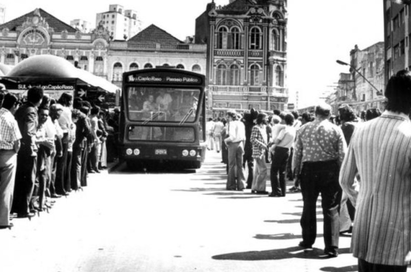 Ônibus de Curitiba em 1974, logo após a implantação do sistema de canaletas. Na década seguinte, surgiriam as primeiras denúncias | Gazeta do Povo/Arquivo