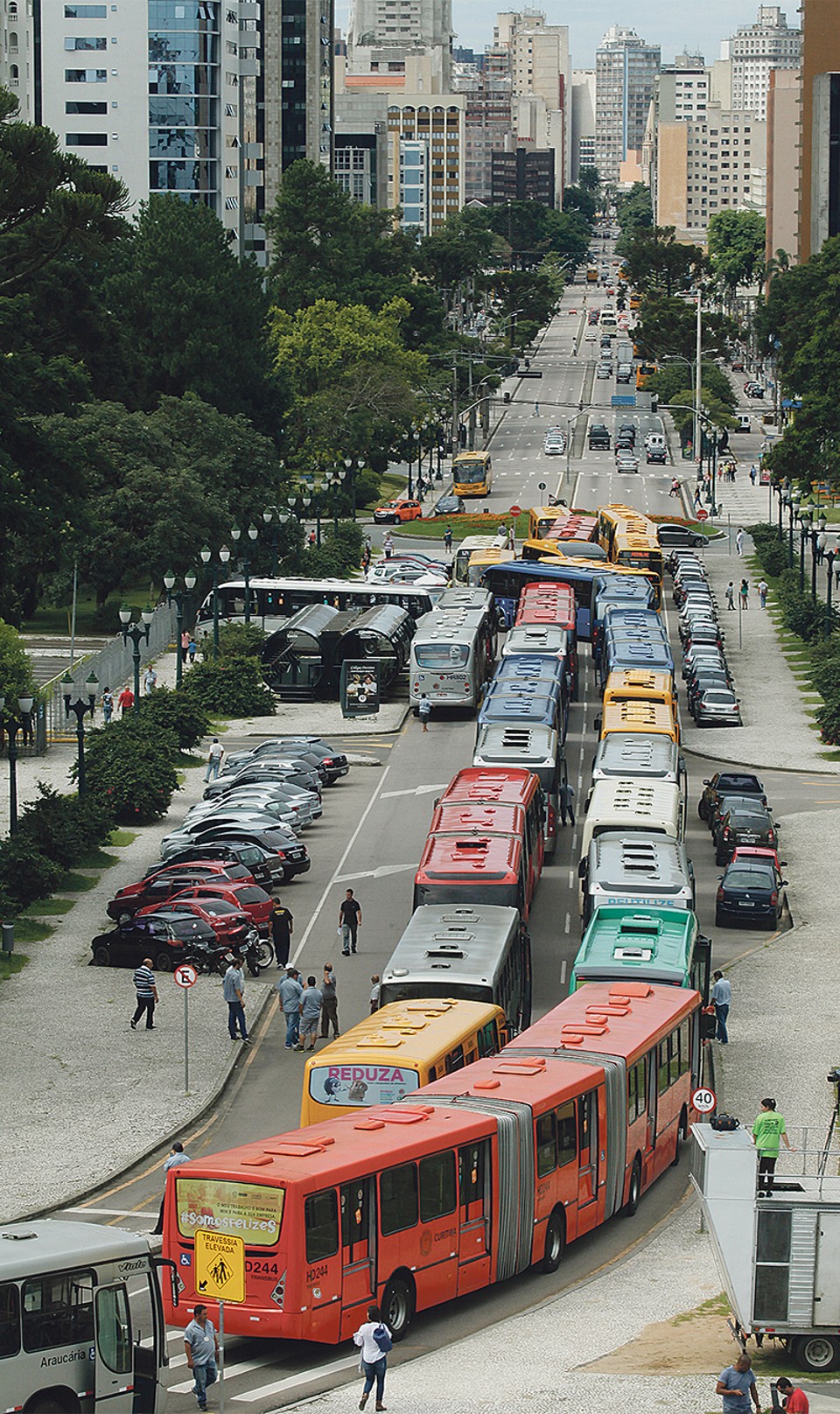 Praça Nossa Senhora de Salete virou estacionamento para ônibus durante protesto de motoristas | Alexandre Mazzo/Gazeta do Povo