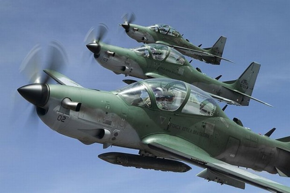 Cada aeronave, similar a essas da imagem usada pela Força Aérea Brasileira, custa cerca de US$ 15 milhões | Embraer / Divulgação