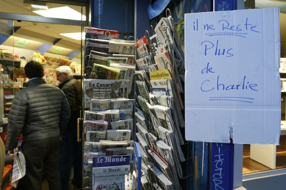 Cartaz improvisado em porta de banca em Paris avisa que não há mais Charlie Hebdo à venda. Jornal se esgotou em pouco tempo em muitas bancas | REUTERS/John Schults