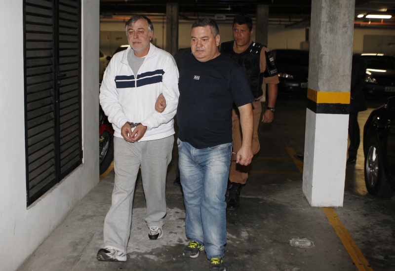 Paulo Roberto Costa durante sua transferência em maio para outra carceragem em Curitiba | Ivonaldo Alexandre/Gazeta do Povo/ Arquivo
