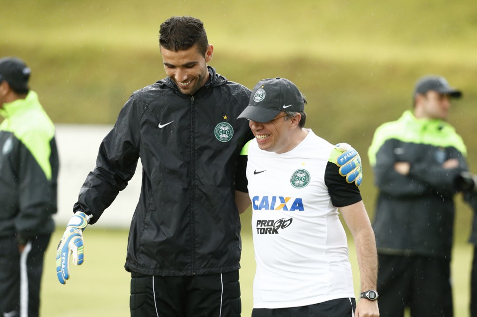 Vanderlei se despede dos integrantes do Coxa. | Hugo Harada/Gazeta do Povo