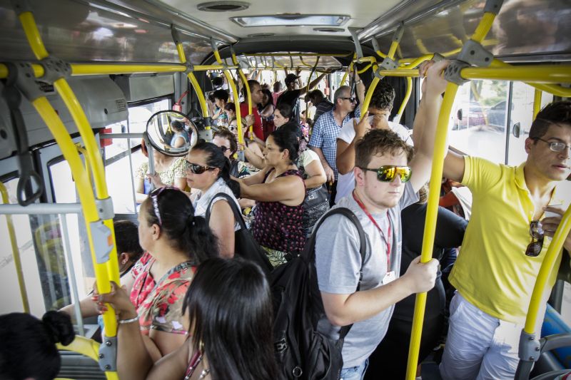 Superlotação, falta de estrutura e demora fazem parte da rotina das linhas metropolitanas de Curitiba. Milhares de pessoas têm seu tempo e saúde tragados pela ineficiência do sistema | Daniel Castellano/Gazeta do Povo