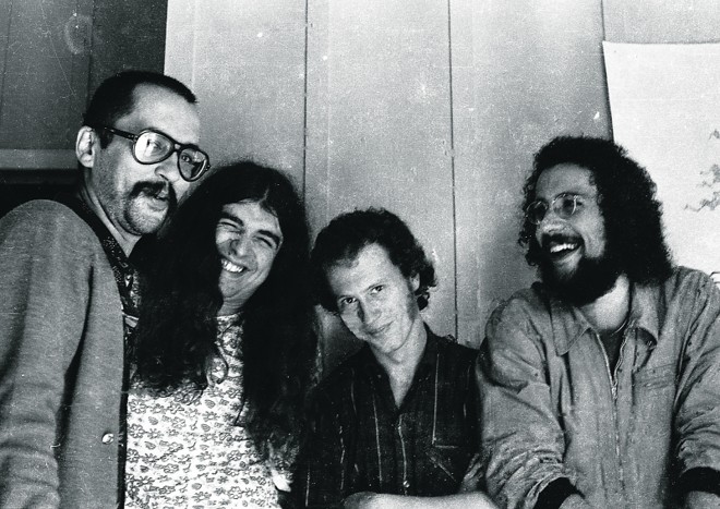 Uma das marcas da Chave foi a parceria da banda com Paulo Leminski (à esq.) na imagem, fotografado ao lado de Ivo Rodrigues, Orlando Azevedo e Carlos Gaertner | Acervo pessoal/Orlando Azevedo