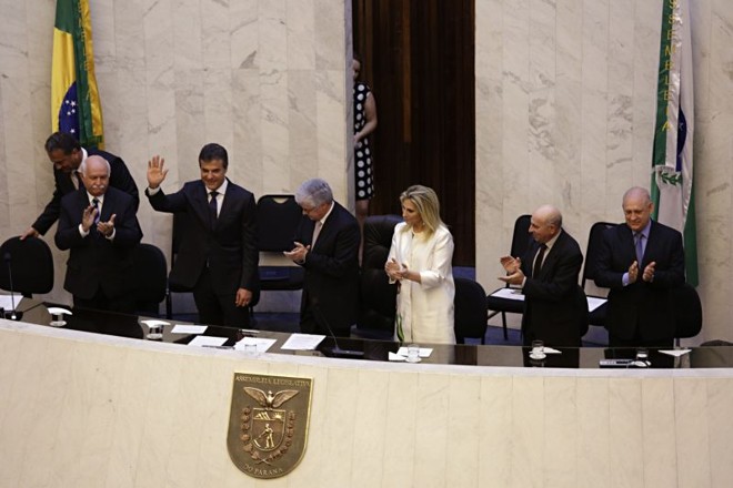 Richa cumprimenta público durante a posse | 