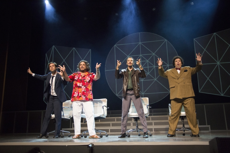 Gabriel Stauffer (ao centro) no papel do showman Miele em S´imbora, o Musical - A História de Wilson Simonal: curitibano soma quatro musicais desde o ano passado | Leo Aversa/Divulgação