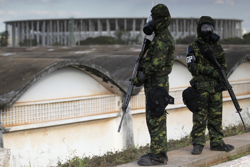 Treinamento antiterror para a Copa, nos arredores do estádio de Brasília: lei específica divide opiniões | Ueslei Marcelino/Reuters/Arquivo