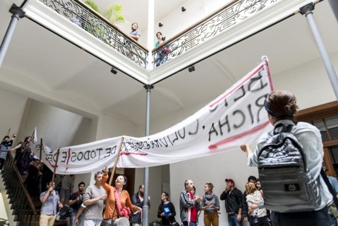 Cerca de cem pessoas participaram do protesto, nesta sexta (30) | 