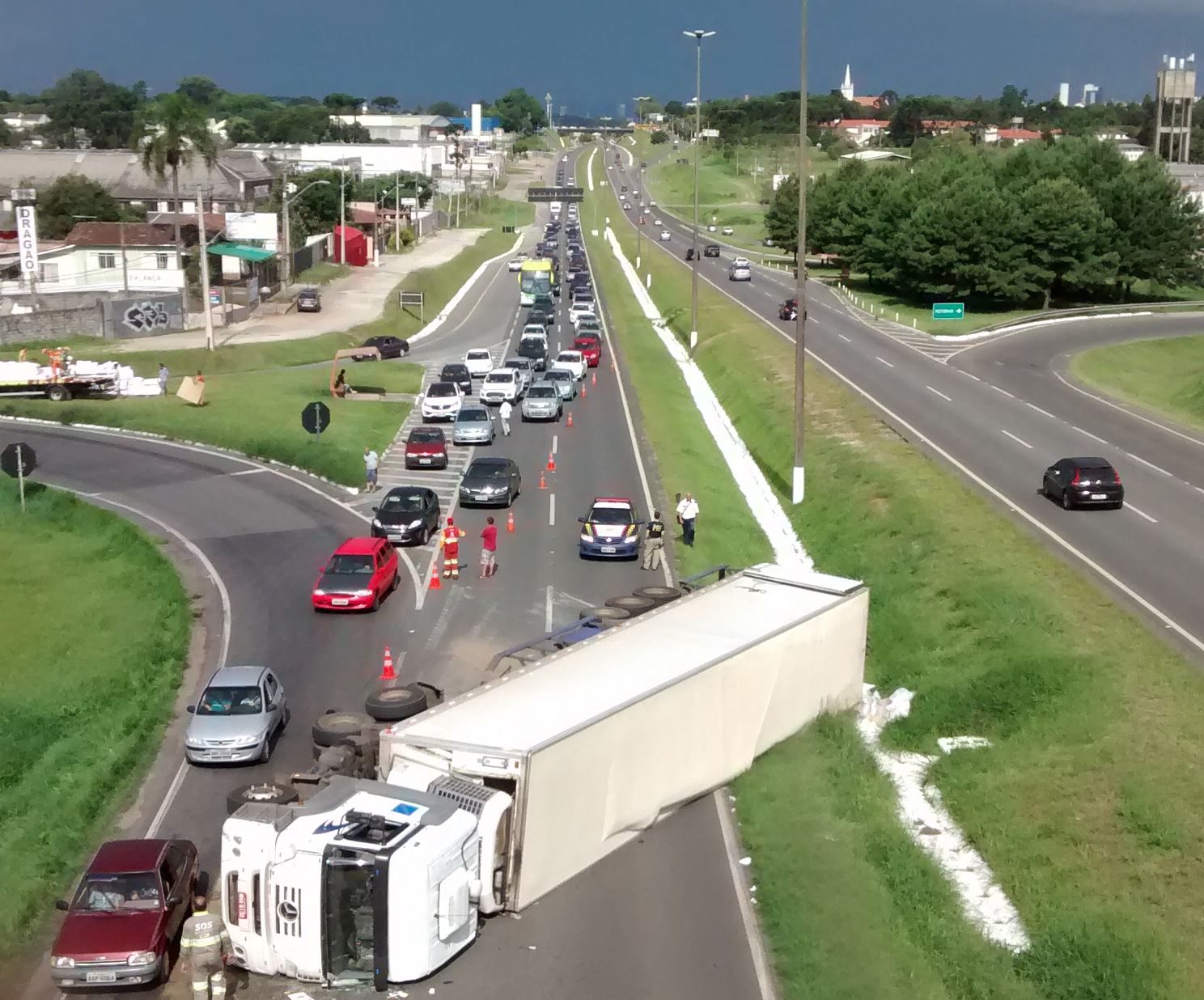 Caminhão bloqueia pista na BR-277 | Daniel Castellano/Gazeta do Povo