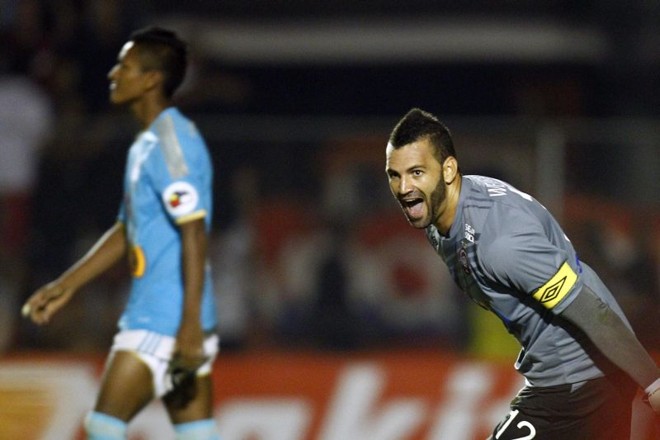 O goleiro Weverton comemora a vitória nos pênaltis do Atlético sobre o Sporting Cristal, pela Libertadores, na Vila Capanema. | Albari Rosa/Gazeta do Povo