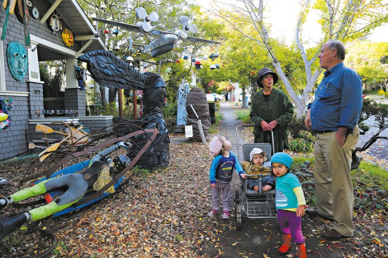 Tom Dalzell, 63 anos registra as esquisitices de sua cidade, incluindo as zebras de brinquedo no capô de um carro Gnomos solitários e a escultura feita de peças de carro | Jim Wilson/The New York Times