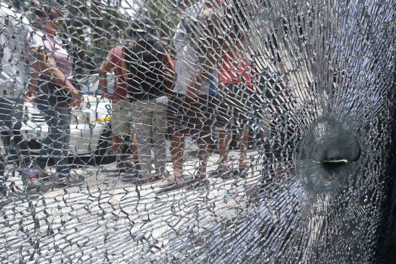 Alguns dos disparos estilhaçaram a porta principal da Gazeta do Povo, no Centro de Curitiba | Jonathan Campos/Gazeta do Povo