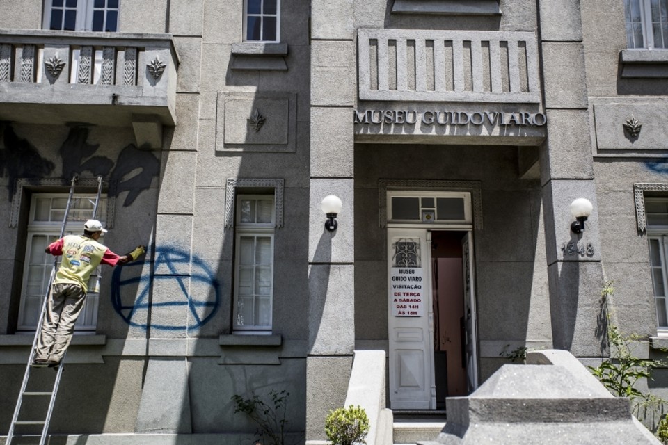 Trabalho de limpeza no Museu Guido Viaro. Um dos espaços mais democráticos da cidade foi vítima de vandalismo ou painel para uma arte injustiçada? | Henry Milleo/Gazeta do Povo