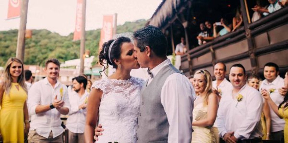 Com o pôr-do-sol da Baía de Guaratuba como cenário, o empresário Geraldo Justi e a administradora de empresas Camilla Drigo celebraram seu casamento no final da tarde de sábado, em cerimônia realizada no deck do Porto Iguana | Marcus Simao