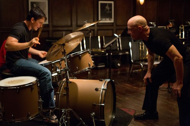 Atuações de Miles Teller e J. K. Simmons são trunfos do filme: o jovem aprendiz se mostra disposto a dar o próprio sangue (mesmo) e sacrificar muito em nome da música, inclusive a vida afetiva | Daniel McFadden/Divulgação