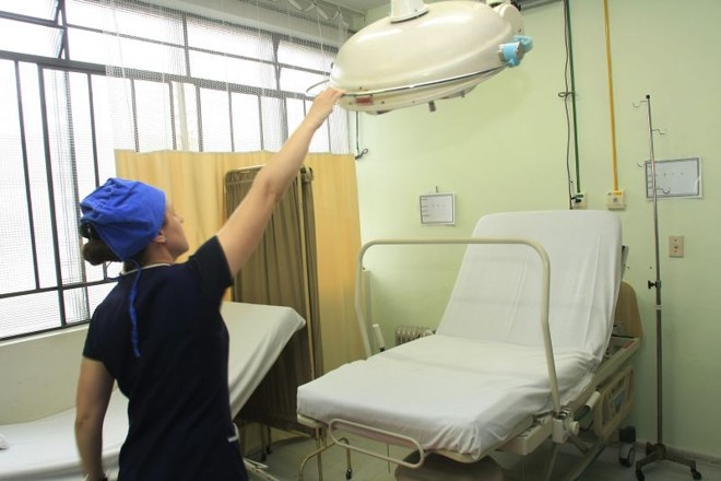 Enfermeira prepara sala: parturiente passa a ter acesso a informações sobre médicos | Giuliano Gomes/Arquivo/Gazeta do Povo