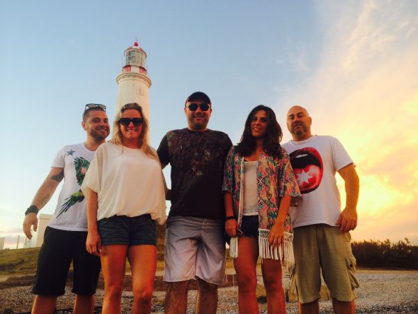 Os amigos Augusto Köech, da grife Guto Köech, com os amigos Caroline Veiga, Rodrigo Cantu, Dayana Paro e Marcelo Cantu (da esq.para a dir.) no Farol de La Paloma. Guto está voltando do Uruguai cheio de novidades para a nova coleção da marca | P+G Comunicação Integrada