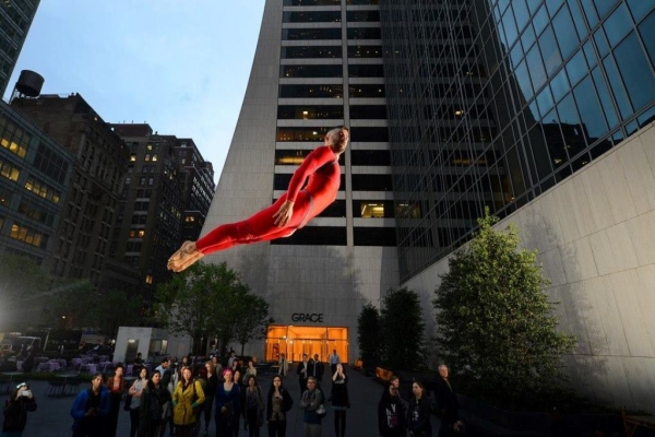 Não é truque de fotografia: Fabio Tavares alça voo com a companhia Streb, em Nova York, e em seu trabalho solo como pesquisador e instrutor de técnicas corporais. Em março o grupo se apresenta no Festival de Curitiba e em São Paulo | Jordan Matter