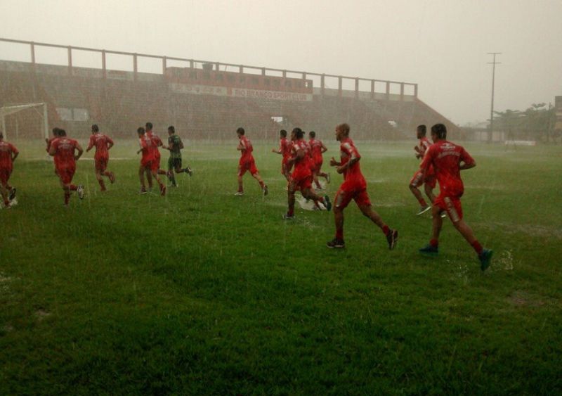 Treino do Rio Branco na última segunda-feira debaixo de chuva: Leão da Estradinha trabalha desde o fim do ano passado para o Estadual | Facebook Rio Branco Centenário