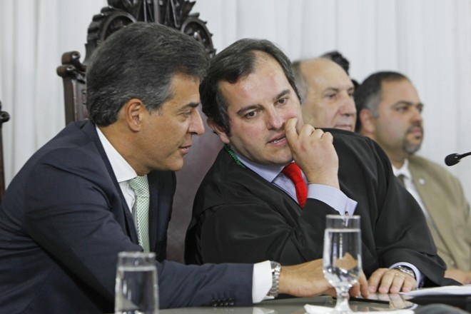 Richa conversa com Bonilha durante a posse: novo presidente do TC tem ligação com o governador | Antônio More/Gazeta do Povo
