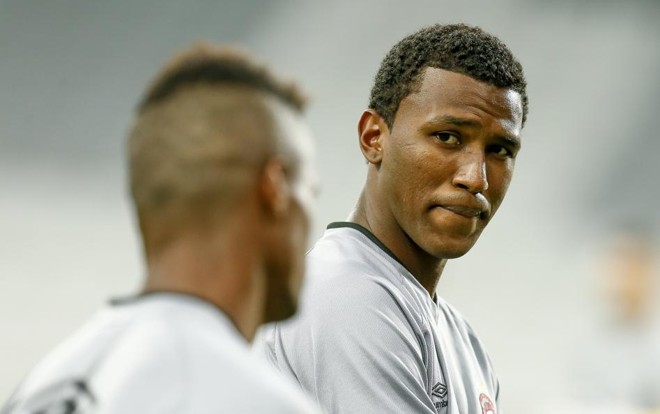 Douglas Coutinho aguarda um acerto para se transferir para a Europa | Hugo Harada / Gazeta do Povo