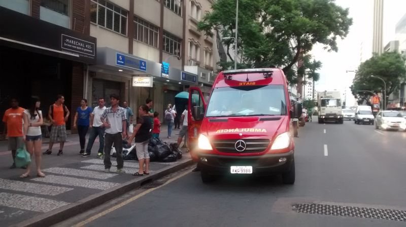 Apesar da explosão, o barulho passou despercebido por comerciantes da região e moradores do edifício | Lineu Filho/Paraná Online