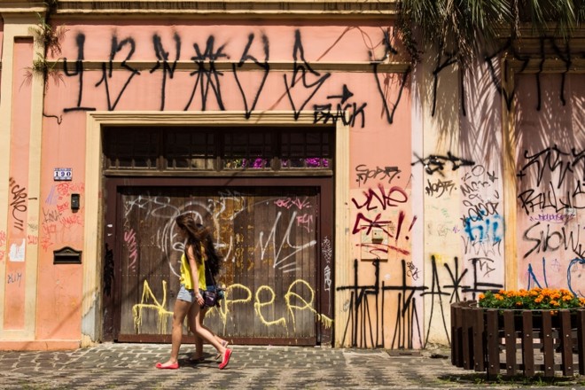 Fachada pichada no Centro de Curitiba: para a Associação Comercial do Paraná, principal prejuízo é a desvalorização do imóvel | 