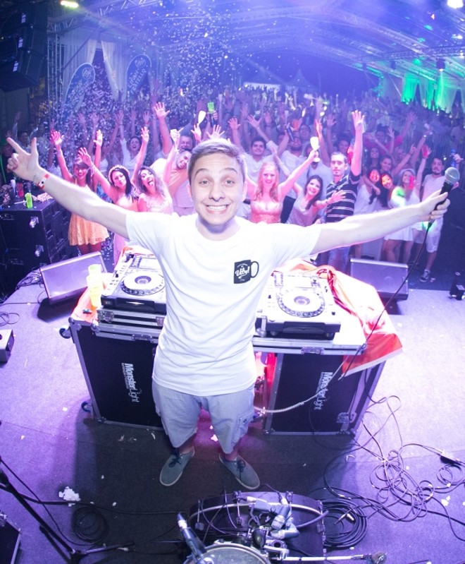 No comando do Baile da Virada da Alameda Casa Rosa, em Florianópolis, o DJ curitibano Repow , destaque das duas últimas edições do Dream Valley Festiva, levantou a galera | 