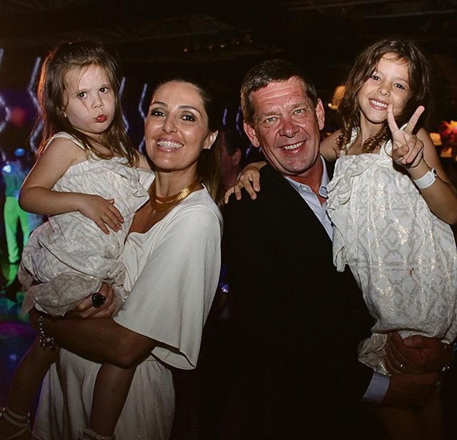 O empresário Junior Durski comemora a chegada do Ano Novo no réveillon do Bourbon Cataratas, em Foz do Iguaçu, com a mulher, Kethlen Ribas, e as filhas Alice e Isabela |