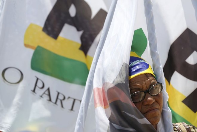 Mulher aguarda a posse de Dilma em Brasília | 