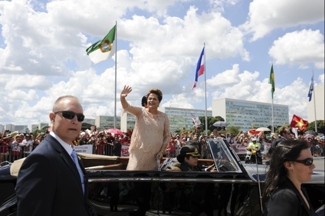 Dilma desfila na Esplanada durante a posse, na quinta-feira passada: passada a festa, série de problemas para a presidente | Rodrigo Viana/Agência Senado