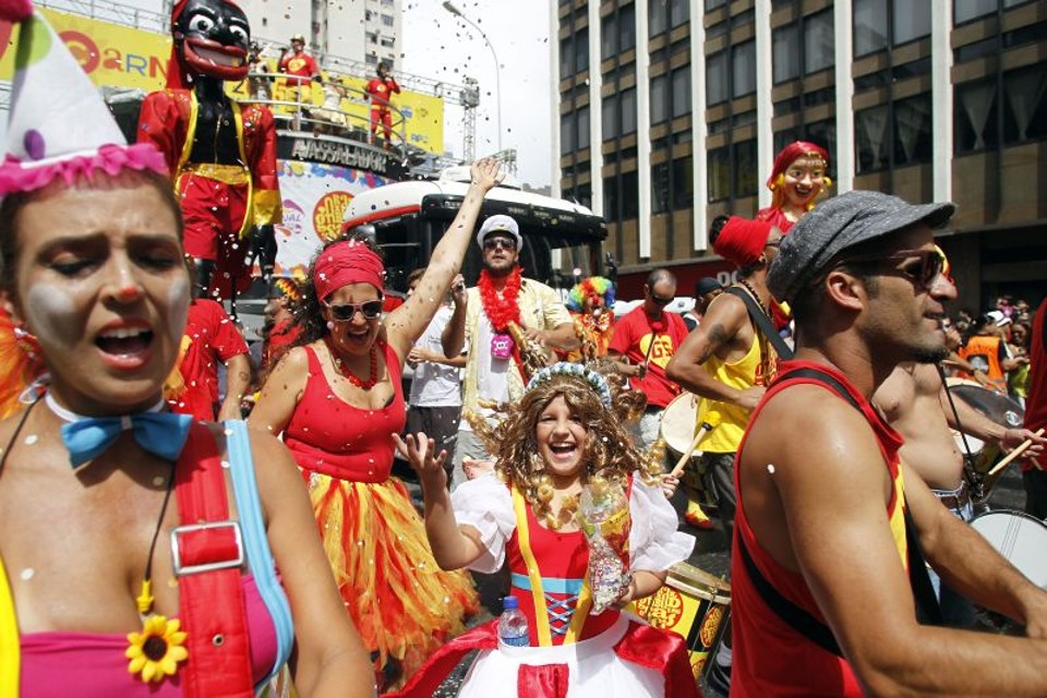 Público lotou a Avenida Marechal Deodoro, que dia 8 terá novo desfile. Bloco também vai dia 7 ao bairro Sítio Cercado | Jonathan Campos/Gazeta do Povo