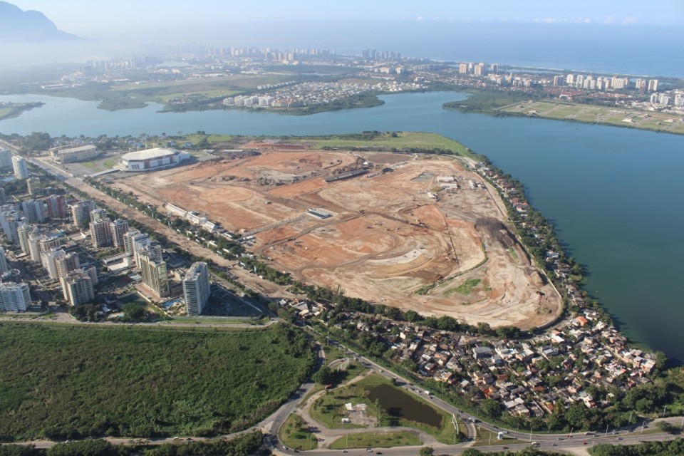 Vista aérea do futuro Parque Olímpico do Rio de Janeiro: mudanças políticas afetam o cronograma de obras dos Jogos | Carlos Eduardo Cardoso/Agência O Dia